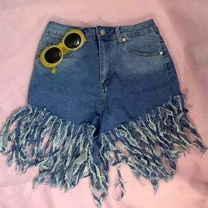 DISTRESSED HIGH WAISTED SHORTS + SHADES💛